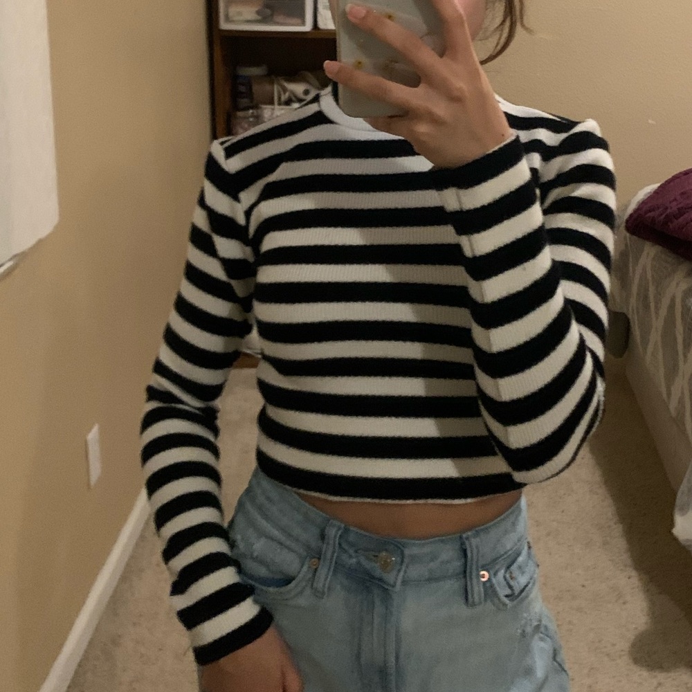 🪐 black and white stripe mock neck crop top